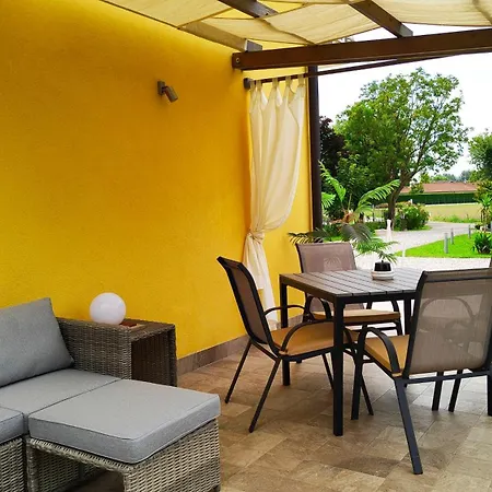 Apartman Yard 151 *