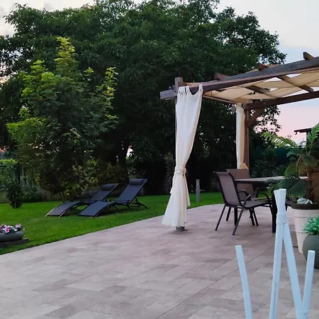 Apartman Yard 151 *